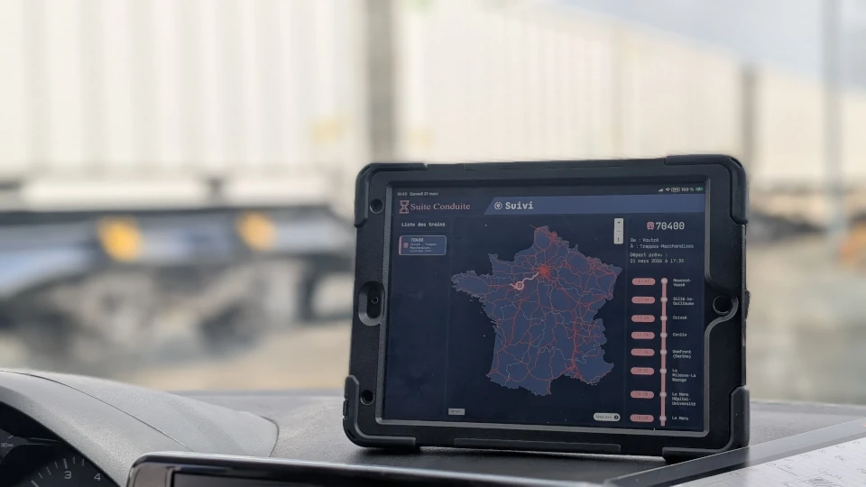 La Suite Conduite ouverte sur une tablette dans une cabine de train
